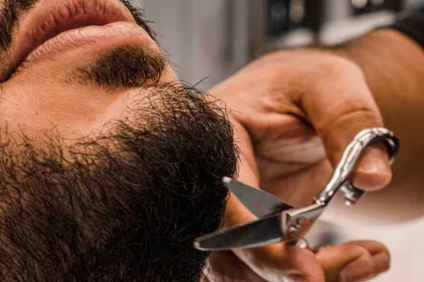 Close-Up-of-Beard-Trim